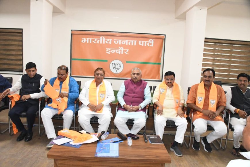 भाजपा के राष्ट्रीय सह संगठन महामंत्री शिवप्रकाश ने को इंदौर के भाजपा कार्यालय में