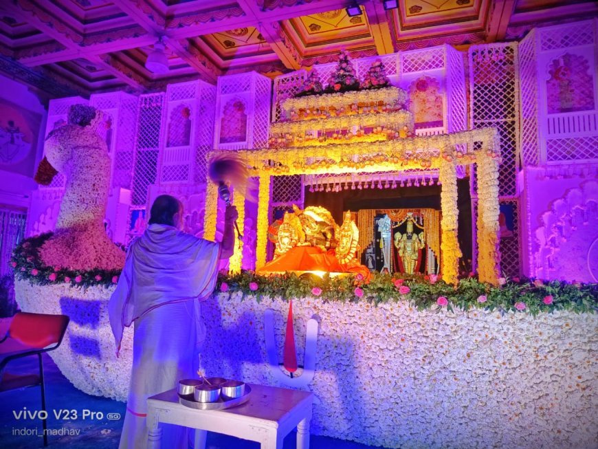 नयनाभिराम फूल बंगले के दर्शन हेतु जुटी श्रद्धालुओं की भारी भीड़