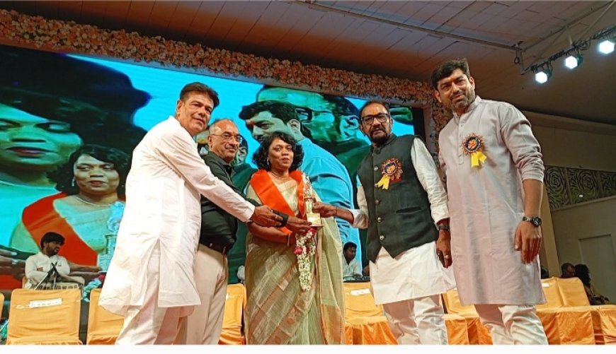 सराफा का फाग उत्सव सम्पन्न हुआ। फाग गीतों पर जमकर नाचे व्यापारी