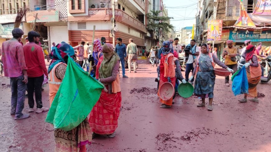 गेर के रंग-गुलाल, थैलियां आदि के कचरे को नगर निगम के अमले ने मात्र 38 मिनट में किया साफ