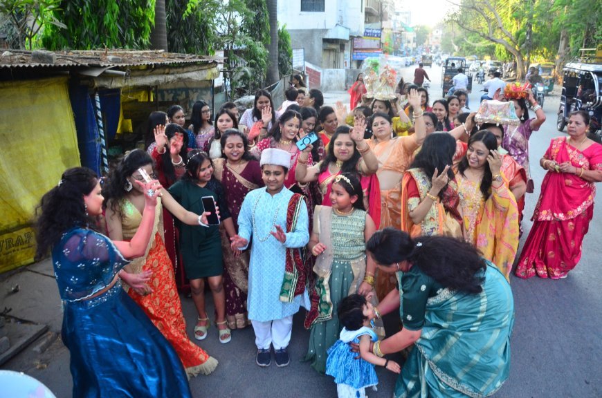 यंग इंडिया महिला क्लब ने सेठ-सेठानी के रूप में निकाला ईसर-गौरा का बाना