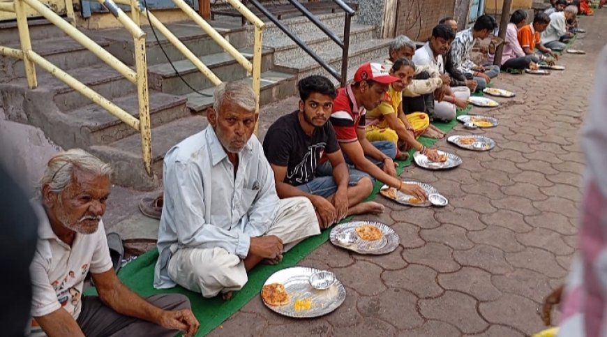 इंदौर चांदी सोना जवाहरत व्यापारी एशोशियशन द्वारा महा वीर जयन्ती पर विशाल भंडारा।