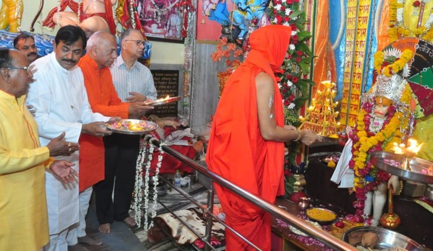 गीता भवन में जगदगुरू रामानंदाचार्य स्वामी रामनरेशाचार्य के सानिध्य में हुई प्राकट्य महोत्सव में महाआरती