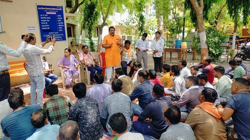 इंदौर में ऑटो चालकों के लिए लगा ई श्रमिक कार्ड शिविर ऑटो चालकों ने भरा फॉर्म