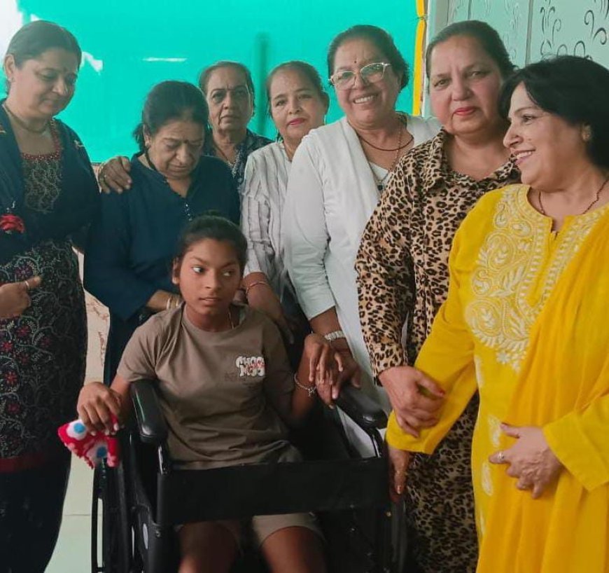 पोलियोग्रस्त बालिका को महिला सिंधी समाज इन्दौर ने दिया सहारा, व्हीलचेयर भेंट कर बढ़ाया उत्साह