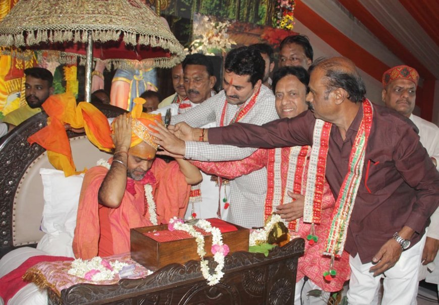 अग्रवाल महासभा द्वारा मालवा की पगड़ी पहनाकर महामंडलेश्वर महर्षि उत्तम स्वामी का सम्मान