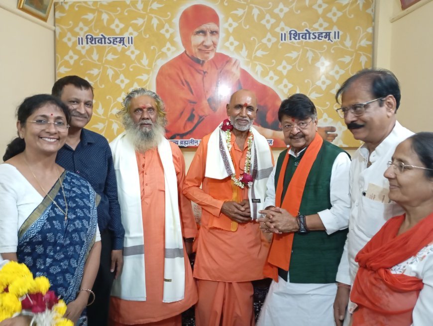 अखंडधाम पर गुरू पूर्णिमा महोत्सव में महामंडलेश्वर डॉ. स्वामी चेतन स्वरूप का पाद पूजन नगरीय प्रसाशन मंत्री ने किया