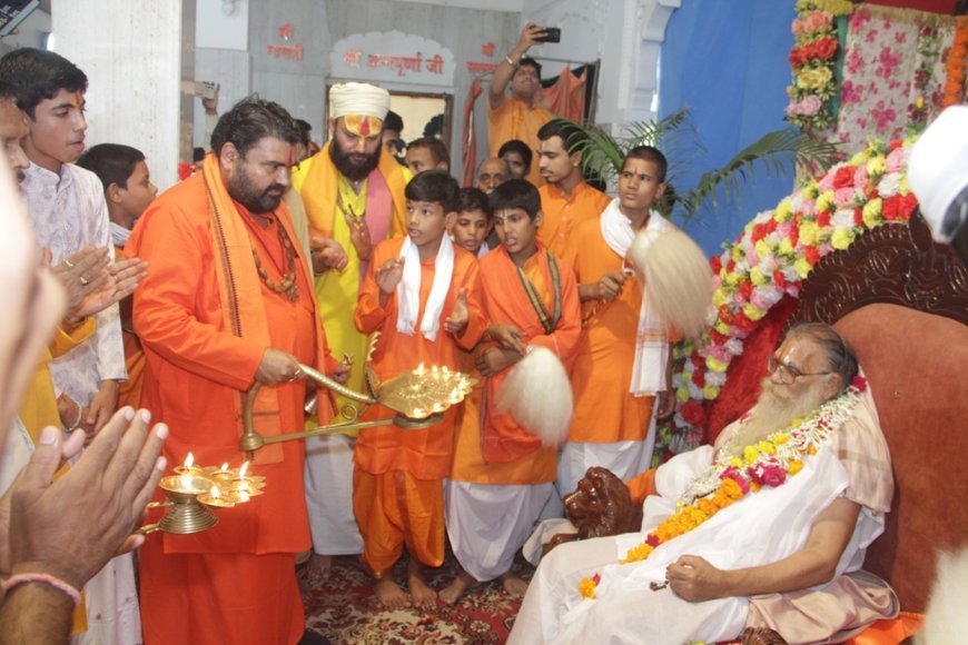 हंसदास मठ पर बाबा हंसदास सहित 15 समाधियों का हुआ पूजन, महामंडलेश्वरजी की उतारी आरती
