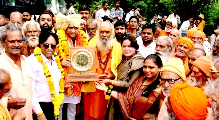स्वच्छता का अवार्ड लेकर लौटे महापौर का अखंडधाम आश्रम पर किया सम्मान