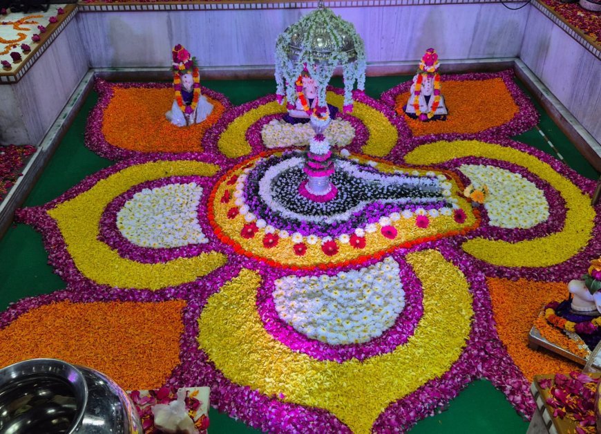 कांटाफोड़ शिव मंदिर पर रजत मंडित गर्भगृह में 11 किस्म के फूलों से भोलेनाथ का अनूठा श्रृंगार