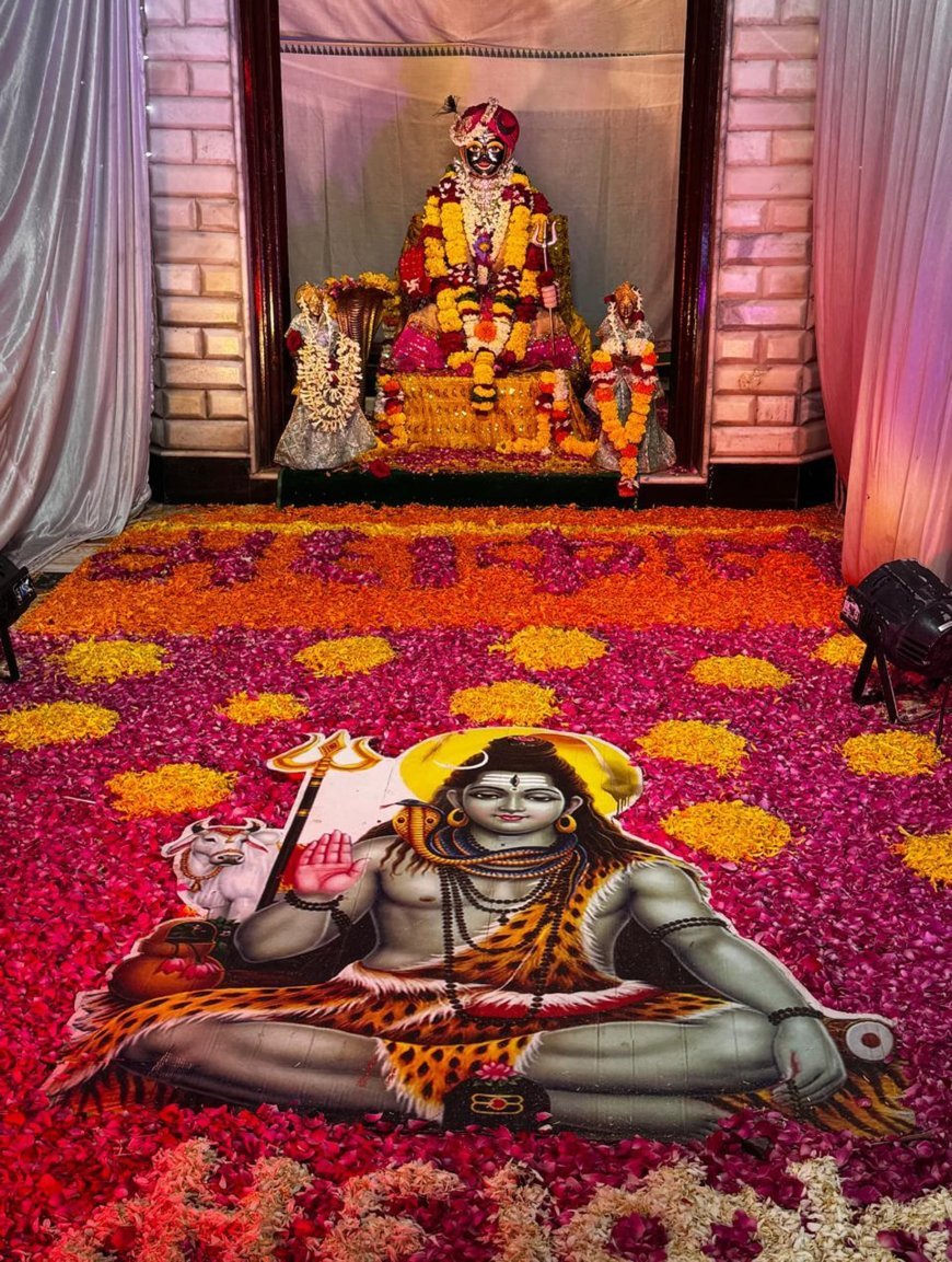 विद्याधाम पर भांग, मेवे और फूलों से भोलेनाथ का महाकालेश्वर के रूप में मनोहारी श्रृंगार